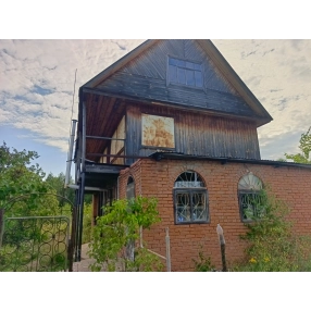 Дом с землёй рядом с лесом.